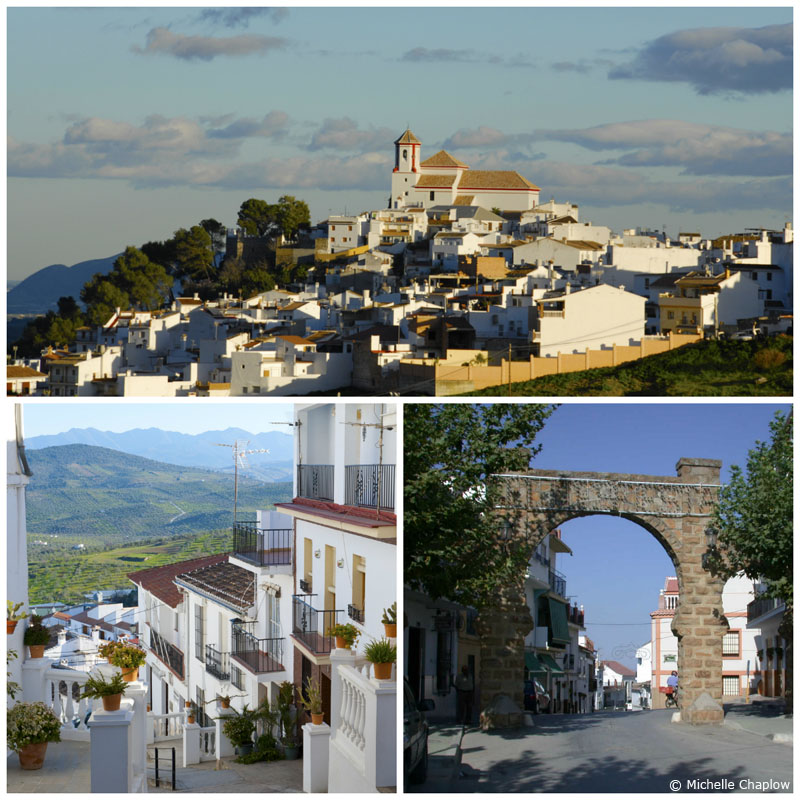 El pueblo de Alozaina que se localiza en la cima de una colina, arcadas y una vista de la Calle Coín ©Michelle Chaplow