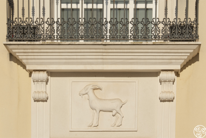 El ayuntamiento de Cabra, completado con un grabado de una cabra ©Michelle Chaplow