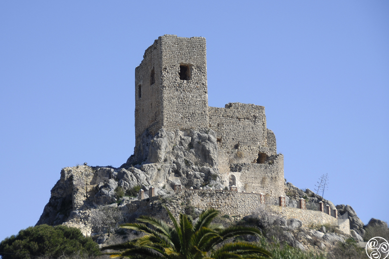 El castillo de Luque está situado en un afloramiento sobre la plaza ©Michelle Chaplow