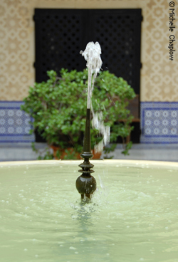 Enjoy the relaxing sounds of the fountain at the Carmona Parador © Michelle Chaplow