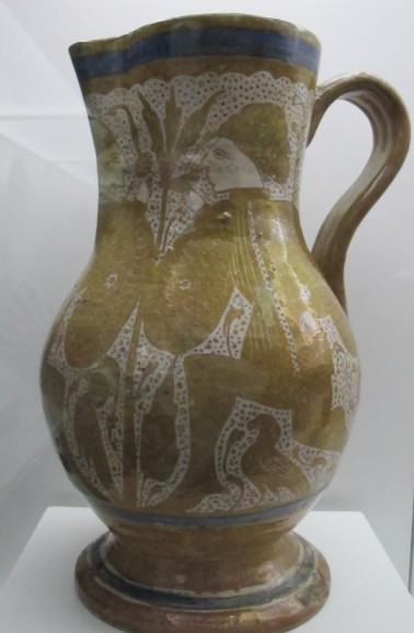 15th-century Nasrid jug from Malaga decorated with luster - metallic paint.
