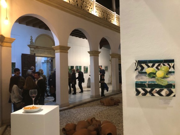 The paintings are displayed in the arcade around the patio, which gives a feeling of space and light. The paintings are displayed in the arcade around the patio, which gives a feeling of space and light.