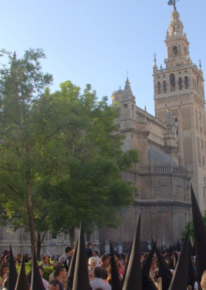 Las Aguas approaching the cathedral, with the Giralda standing proud.