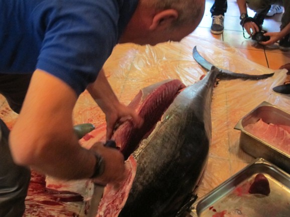 Rafa neatly divides the meat from the spine. Rafa neatly divides the meat from the spine.