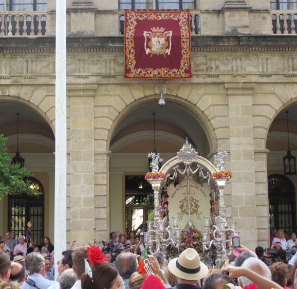 The simpecado visits the Ayuntamiento (Town Hall).