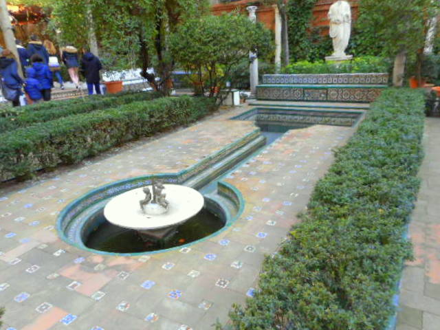 A tiled bench with pool in Sorolla's garden in Madrid A tiled bench with pool in Sorolla's garden in Madrid