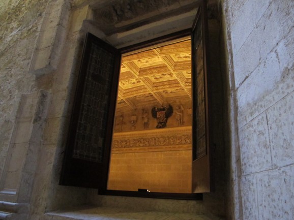 View through window to Sala Capitular Bajo ceiling