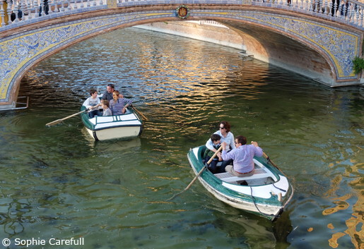 Row, row, row your boat on the canal in Plaza de España. © Sophie Carefull