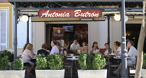 © Michelle Chaplow Outdoor cafes in Chiclana © Michelle Chaplow Outdoor cafes in Chiclana