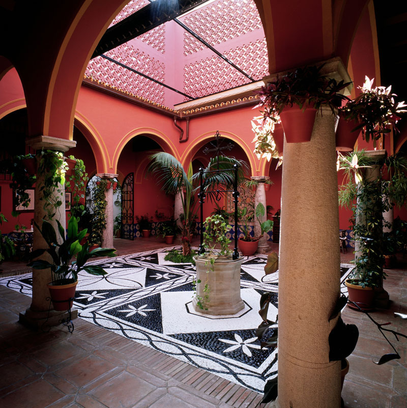 Typical "patio andaluz" at the Parador ©Paradores Typical "patio andaluz" at the Parador ©Paradores
