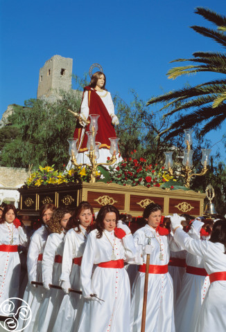 Female throne carriers in Luque ©Michelle Chaplow Female throne carriers in Luque. The procession of Maria Magdalena ©Michelle Chaplow