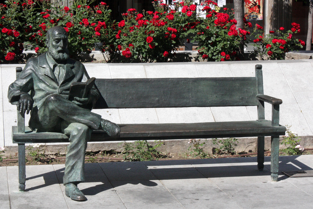 Statue of Pedro Alarcon in Avenida de la Constitución, Granada ©TL4LT