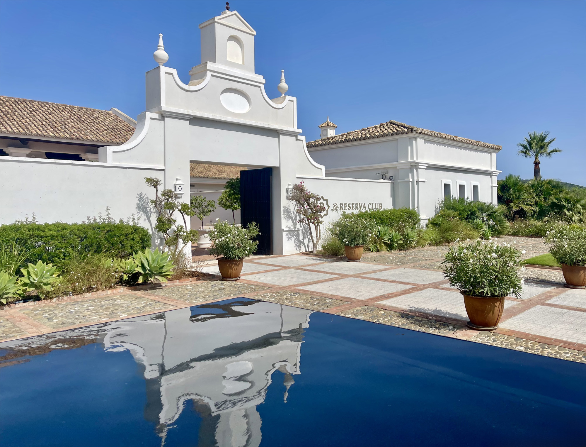 The entrance to the La Reserva Clubhouse © Michelle Chaplow