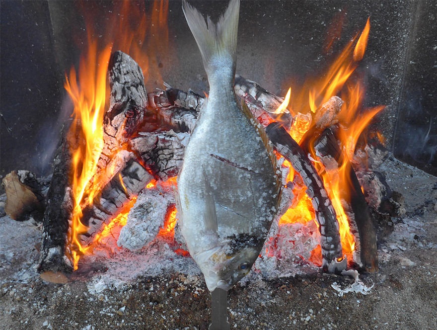Delicious barbecued sea bream on the beach, a summer essential!