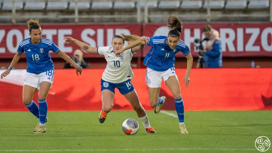 Clinton & Bonfantini fighting for possession during England vs Italy in Algeciras © Andres Lopez Sheridan