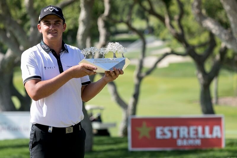 Christiaan Bezuidenhout with tournament trophy © Bosco Martín