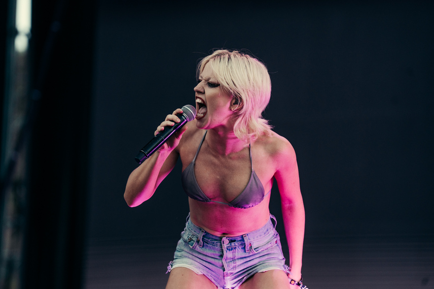 Amy, lead singer from Australian punk rockers Amyl and the Sniffers. © Sharon Lopez