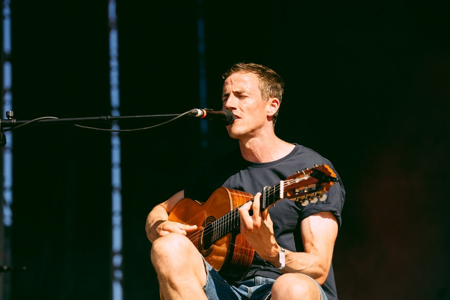 Charlie Cunningham opened up the Victoria stage as the hot summer sunshine beat down on the crowd. © Sharon Lopez
