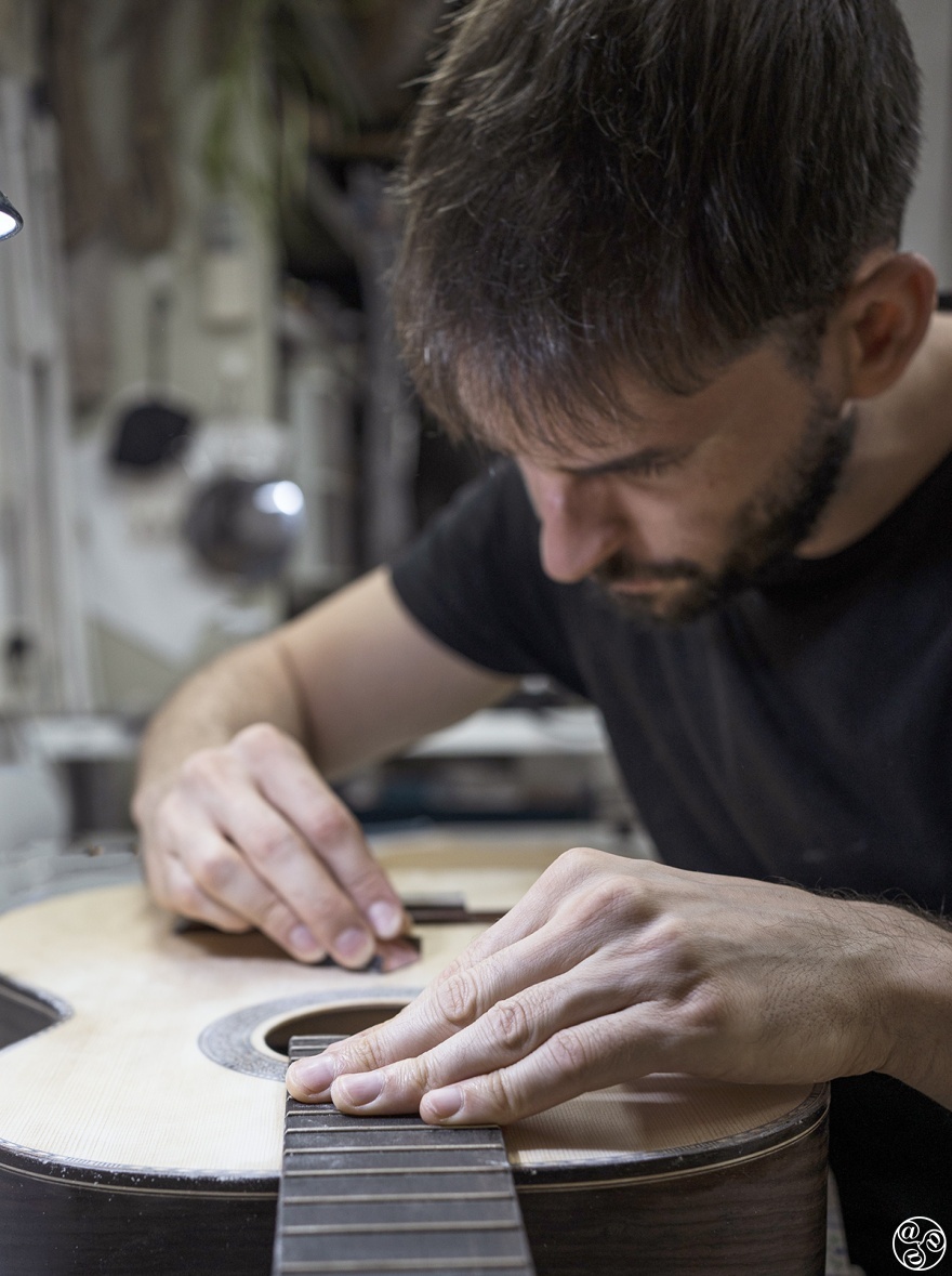 "To become a guitar-maker, the most important thing tis the talent and passion you put into it" Diego Cabeza © Fernando Rojas 