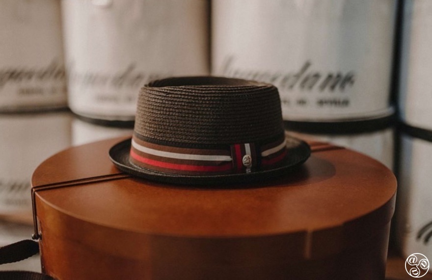 A gentleman’s hat, ready for a stylish stroll through Seville © Maquedano