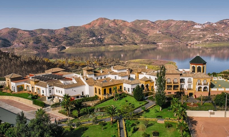 lake backdrop © Booking.com / B Bou Hotel La viñuela & Spa