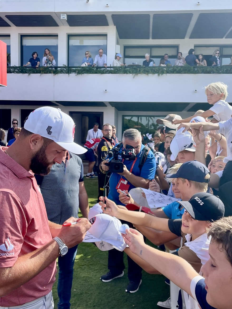 Jon Rham signing autographs at Andalucia Masters © Michelle Chaplow