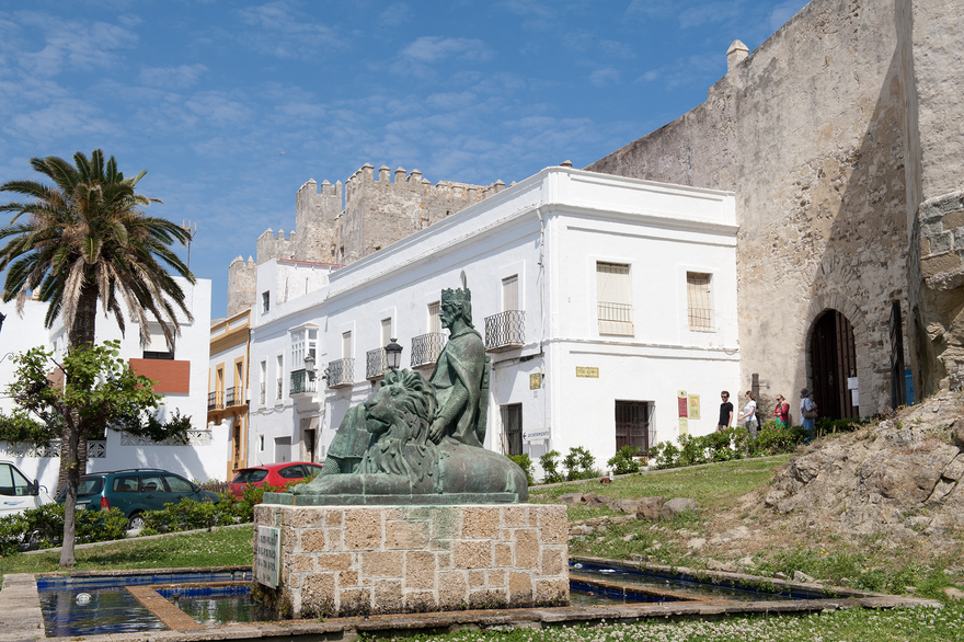 Statue of Guzman el Bueno © Michelle Chaplow