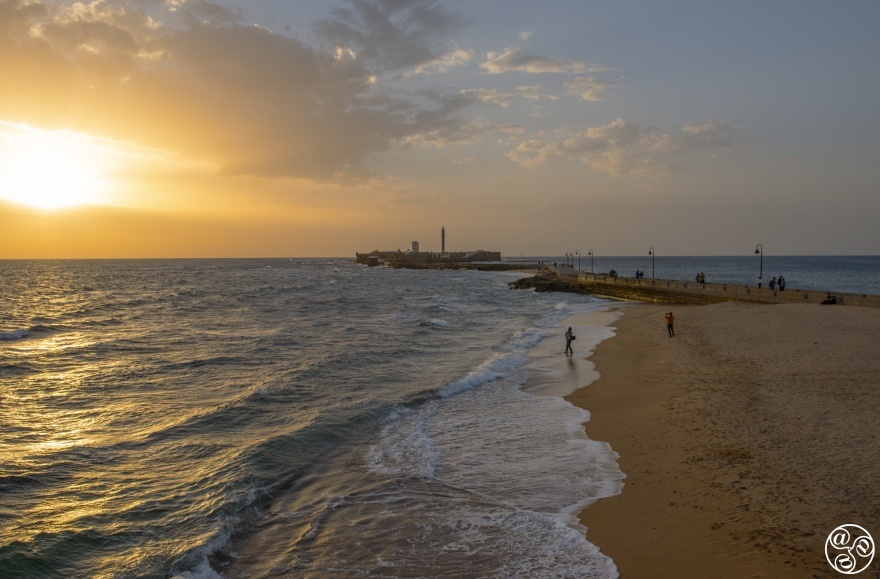 Sunset stroll to the Castle of San Sebastián along Paseo Fernando Quiñones — pure Cádiz magic © Michelle Chaplow