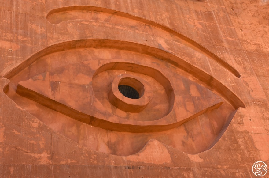On the north façade, a surrealist eye pays homage to Picasso. © Michelle Chaplow