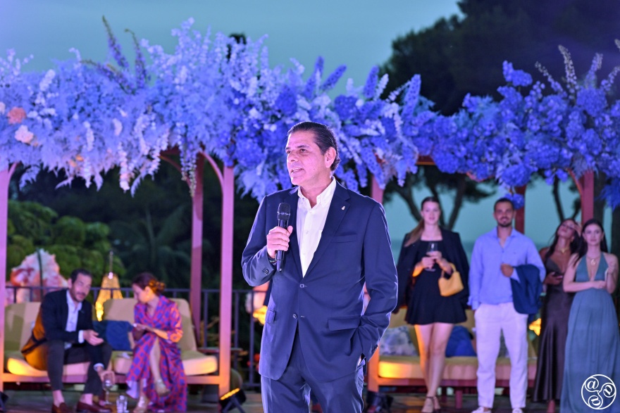 Jorge Manzur GM of Don Carlos, opening the party © Michelle Chaplow