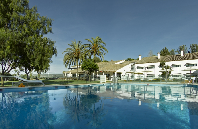 Take a dip in the pool at the Antequera Parador © Paradores