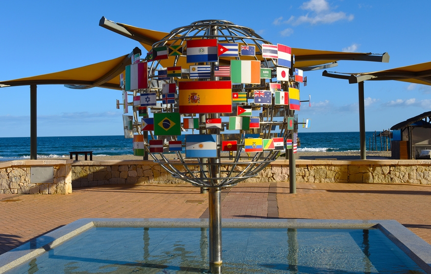 Fuente de la plaza de las naciones - Fountain in the Plaza de las Naciones © Michelle Chaplow
