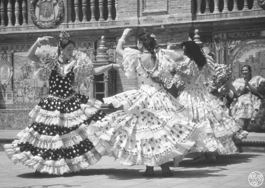 Dancing sevillanas in Plaza de España, Seville. 1996 © Michelle Chaplow © Michelle Chaplow