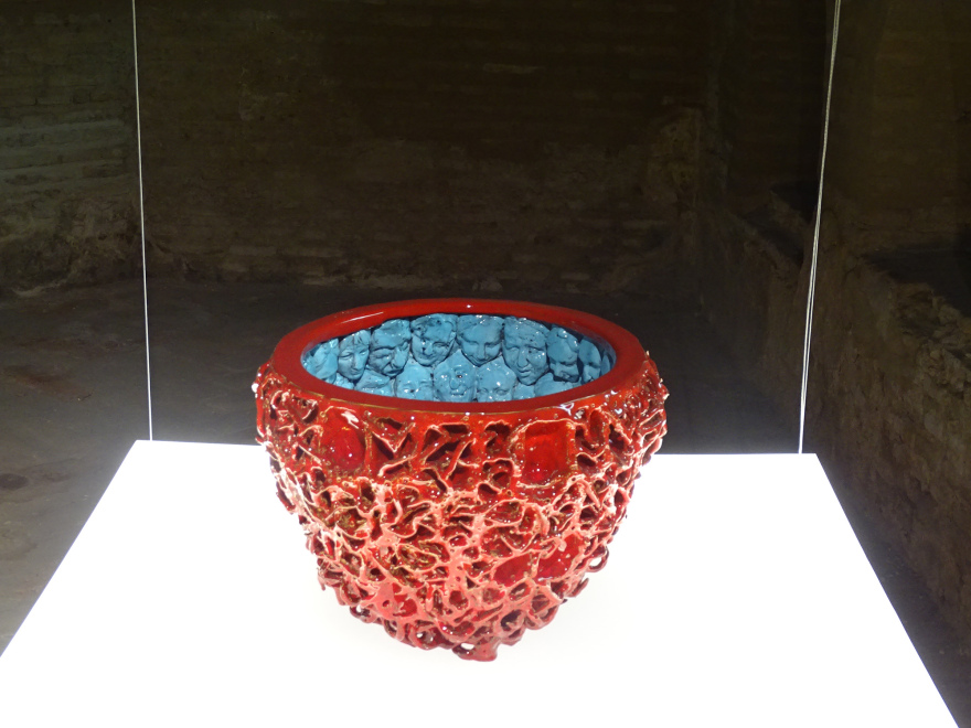 One of the most impactful pieces is Victor Fotso Nyie’s C(h)oral, a ceramic pot with heads inside, representing the African slave trade. © Fiona Watson