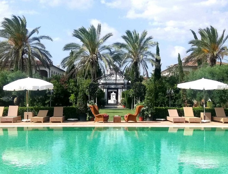 Pool-side view © Booking.com / Hotel Monasterio de San Martín