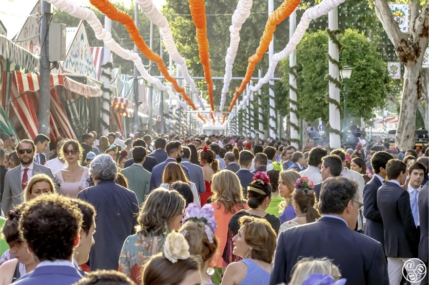 The whole town is out and about enjoying the April sunshine, dressed in their finery, so if you don't have a traditional outfit, think about what you would wear as a guest at a wedding or special occasion and that will work perfectly.
