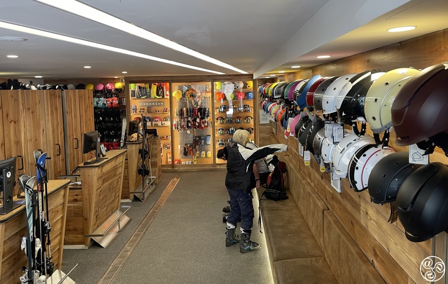 There are plenty of options in Pradollano to rent of buy ski and snowboarding equiptment
