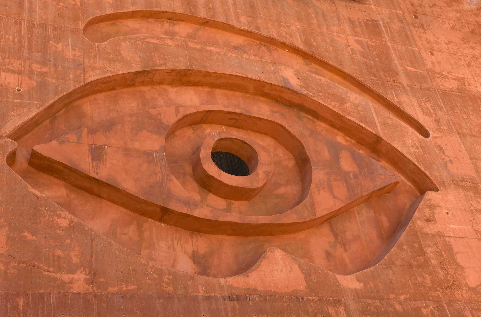 On the north façade, a surrealist eye pays homage to Picasso. © Michelle Chaplow