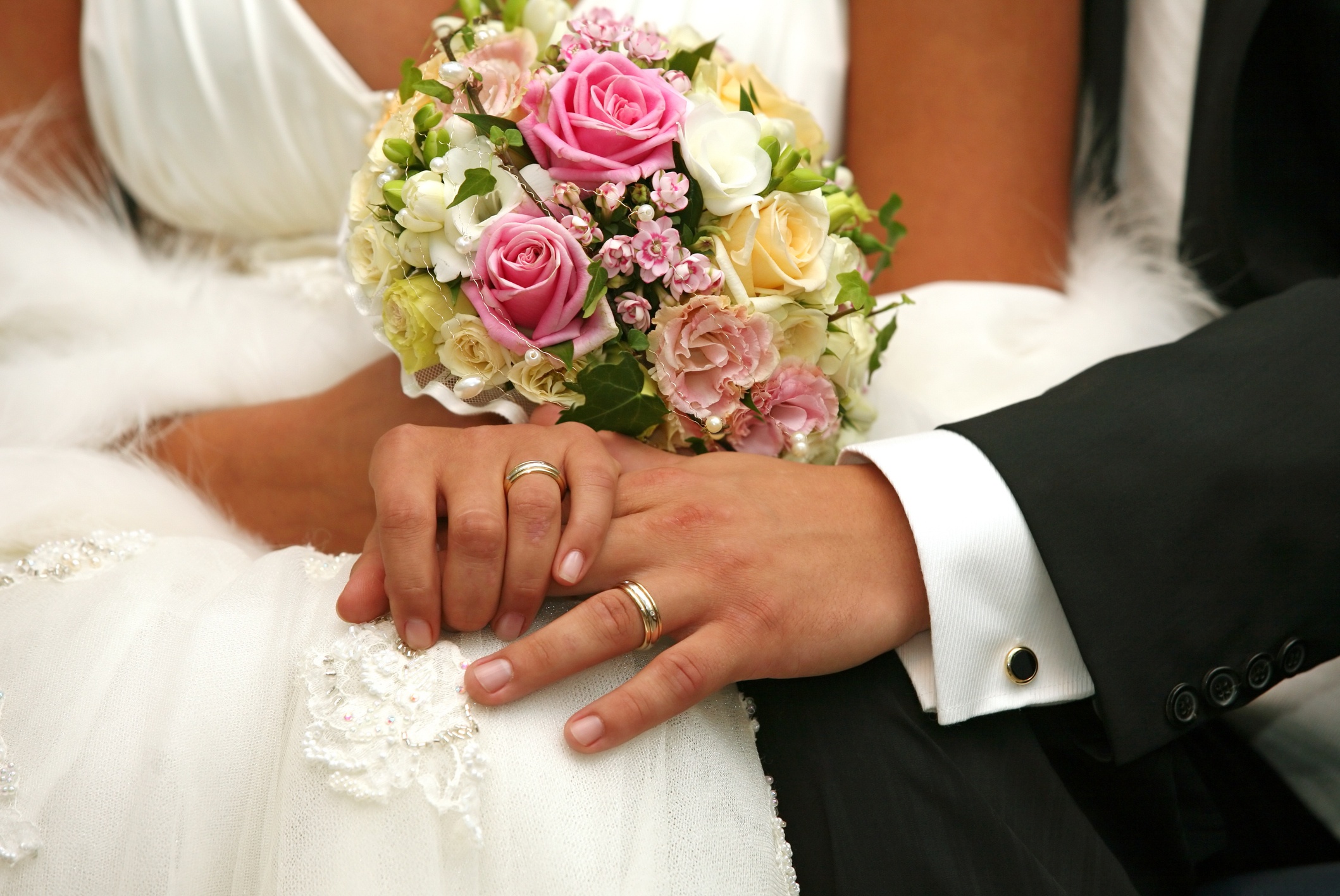 In Spanish, the bride’s bouquet is called ‘ramo de novia` © istock