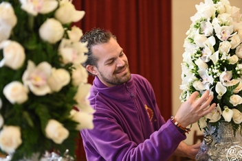  Final touches to the elaborate Semana Santa flowers © Michelle Chaplow