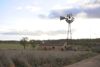 Wind driven water pump near  Cúllar Vega © Michelle Chaplow