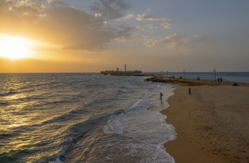 Sunset stroll to the Castle of San Sebastián along Paseo Fernando Quiñones — pure Cádiz magic © Michelle Chaplow