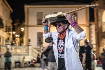 Veteran musician Joe King Carrasco runs around the audience as he performs at Pueblos Blancos Music Festival at one venue, Cortes de La Frontera. © Michelle Chaplow