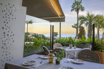 Sea front dining at La Bulla Estepona © Michelle Chaplow