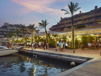 Strolling around the Sotogrande night market has its own charm, with the added advantage of enjoying alfresco dining while taking in beautiful views of the yachts. © Michelle Chaplow 