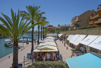 The Sunday Sotogrande Craft Market, is a high-end antiques and crafts market held every Sunday morning at Ribera del Marlin, near Sotogrande Marina