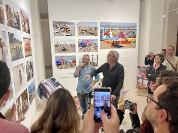 Marin Parr giving a guided tour of his new show Malaga Express© Michelle Chaplow