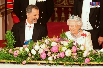 Queen Elizabeth II and King Felipe VI of Spain during the State Banquet at Buckingham Palace, London for the King's State Visit to the UK in 2017. © Alamy