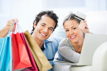 Happy couple shopping © iStock
