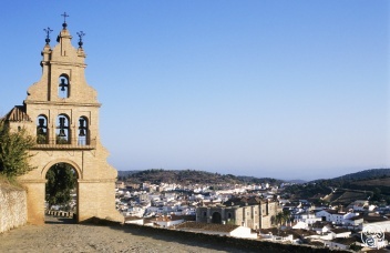  Aracena, a picturesque town in southwestern Spain, is renowned for its historic charm and natural beauty.  © Michelle Chaplow